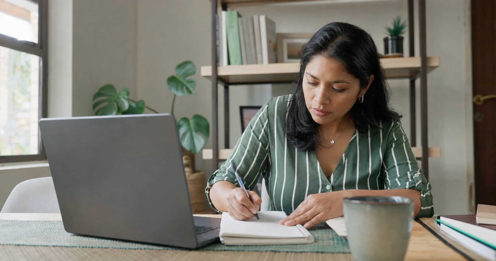 Profesional siguiendo una formación online y tomando notas